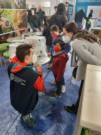 Gli insetti alieni fanno il pieno allo stand FEM. Grande partecipazione anche alle degustazioni di vini resistenti 
