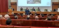 Andrea Castelli consegna diplomi