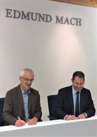 Firma del protocollo _DG FEM Mario del Grosso Destreri e direttore di ISVV Alain Blanchard -2