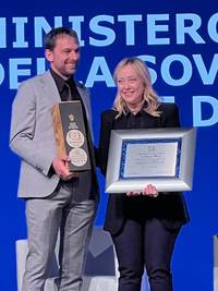 Penasa consegna il premio della rete delle scuole enologiche alla Pesidente del  Consiglio Meloni