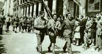 Partigiani sfilano per le strade di Milano. immagine in PD,  da Wikipedia https://images.app.goo.gl/2QvbppkC9aTH4eFNA
